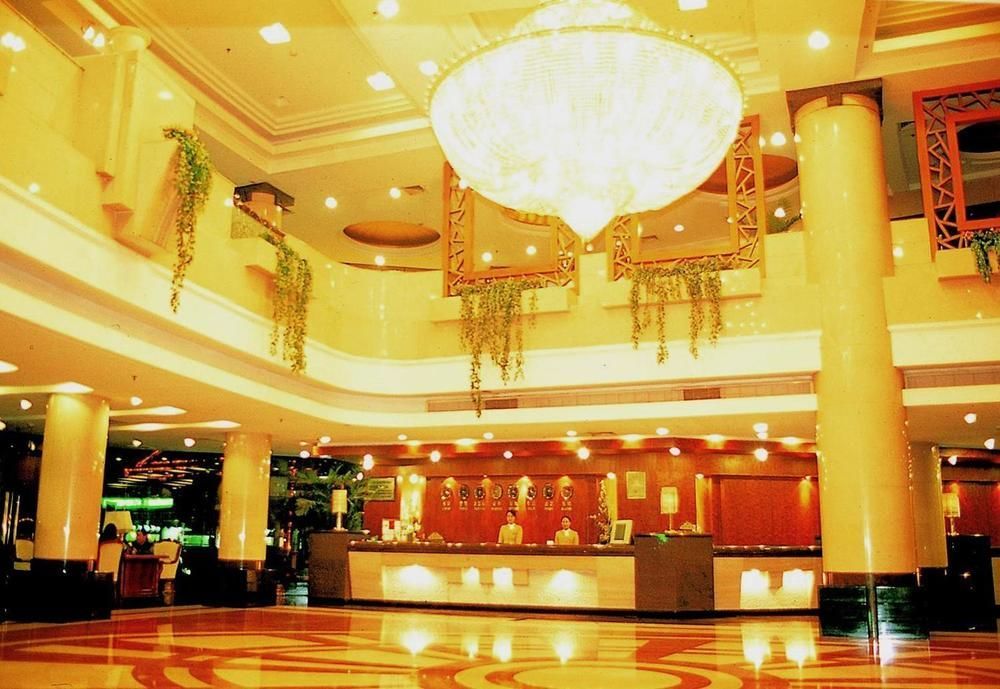 Crown Hotell Wuhan Exteriör bild