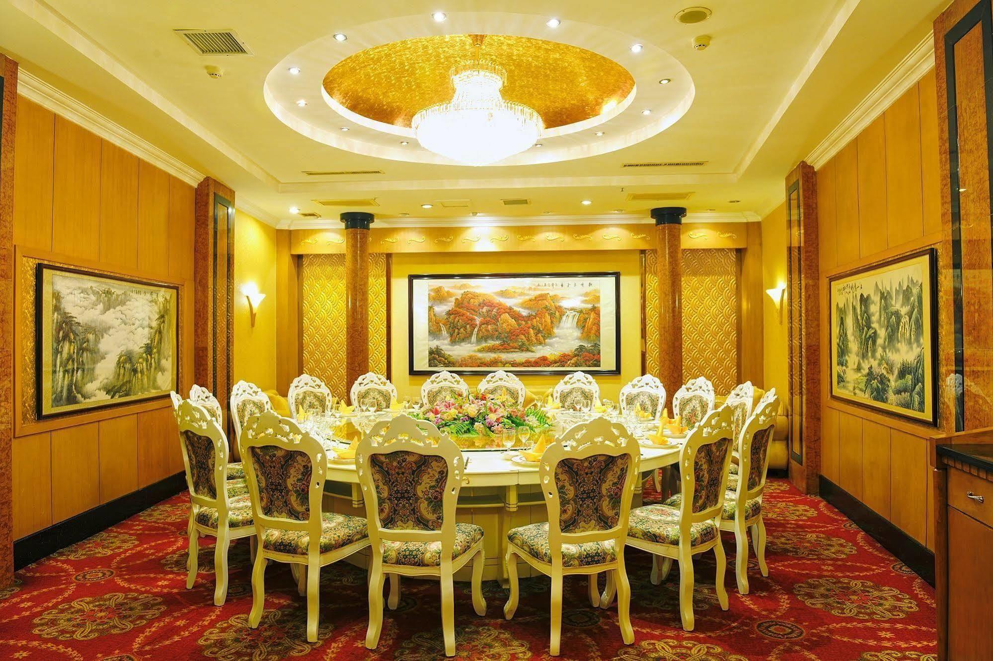 Crown Hotell Wuhan Exteriör bild