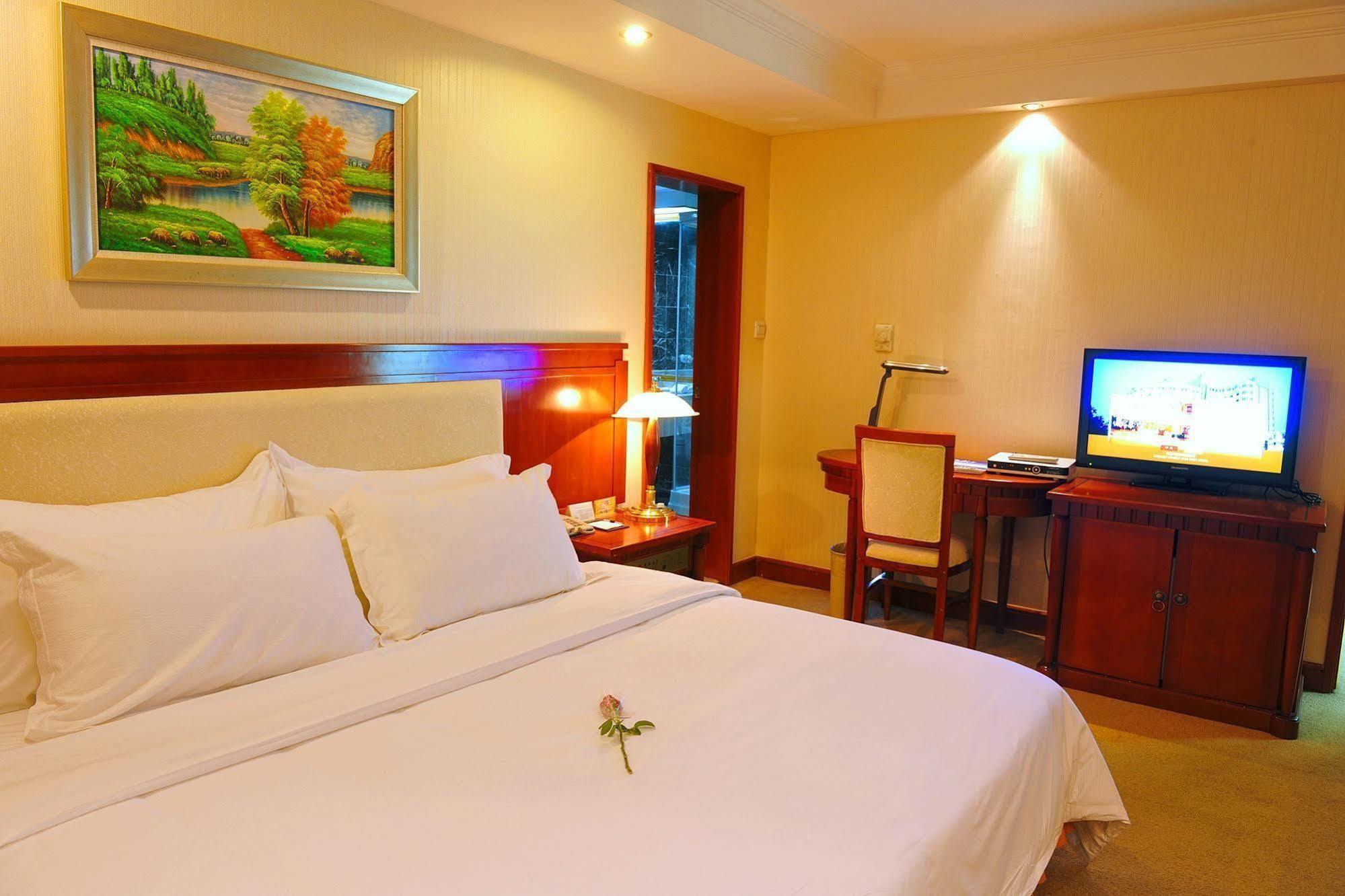 Crown Hotell Wuhan Exteriör bild