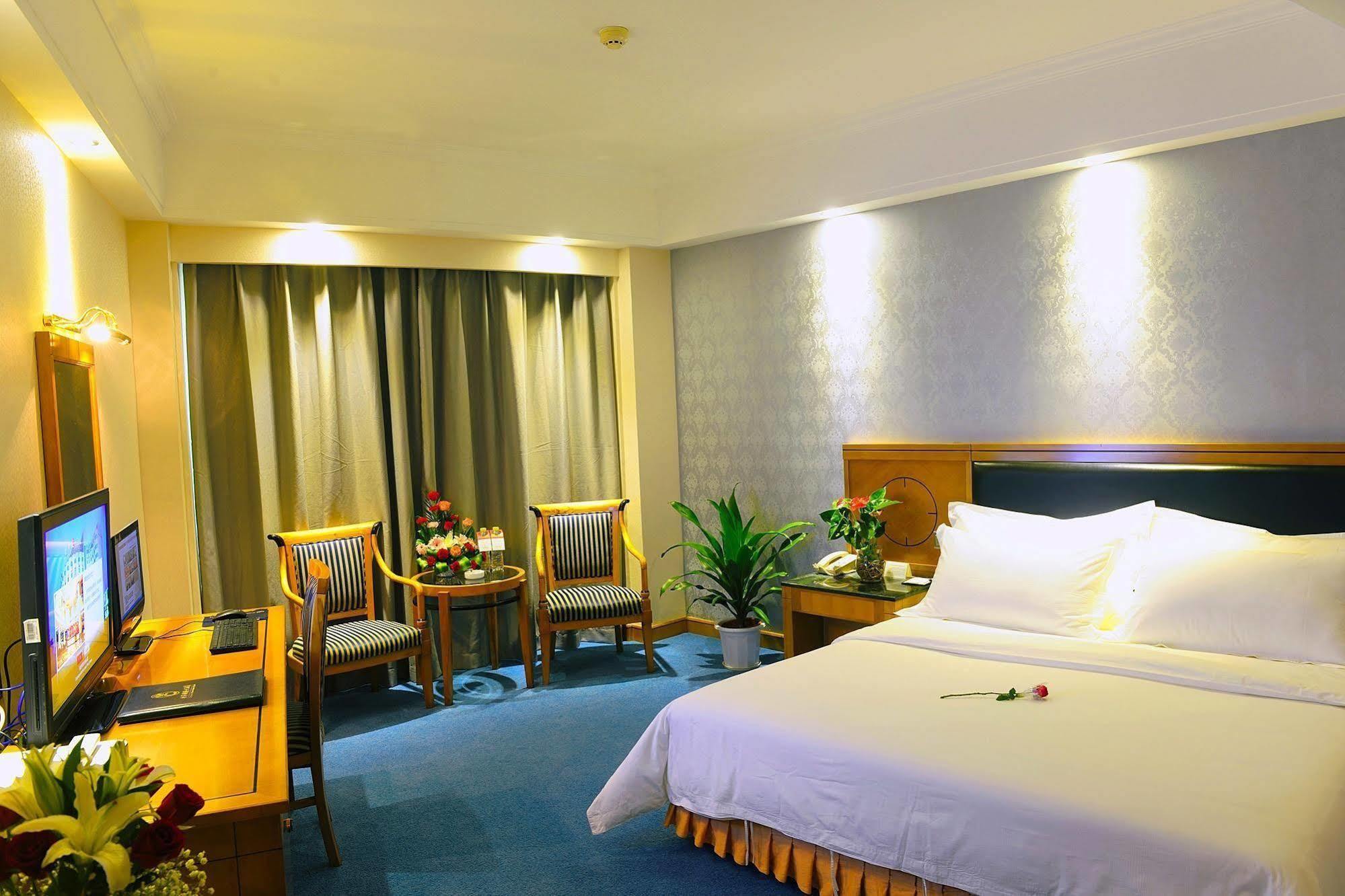 Crown Hotell Wuhan Exteriör bild