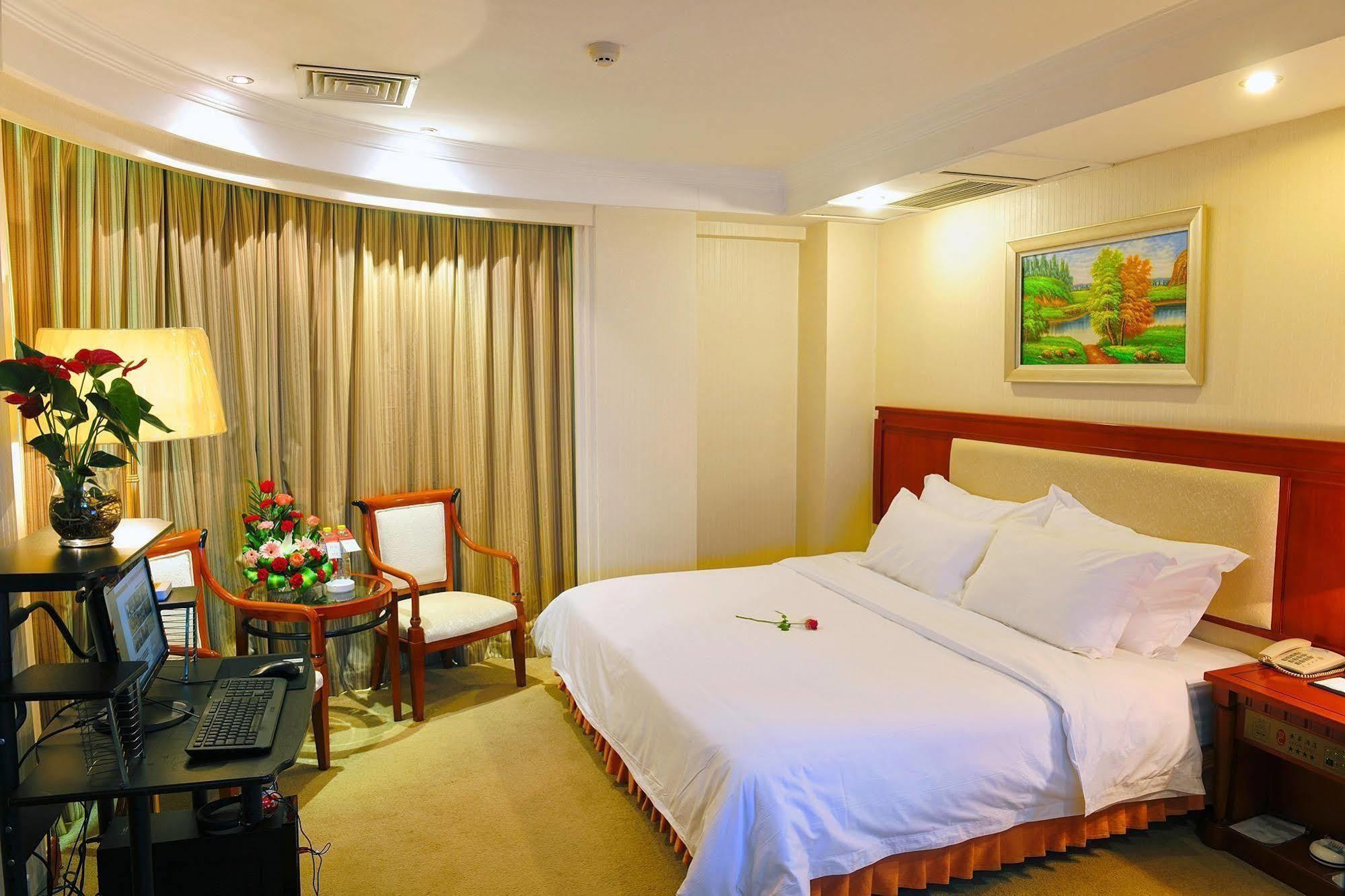 Crown Hotell Wuhan Exteriör bild
