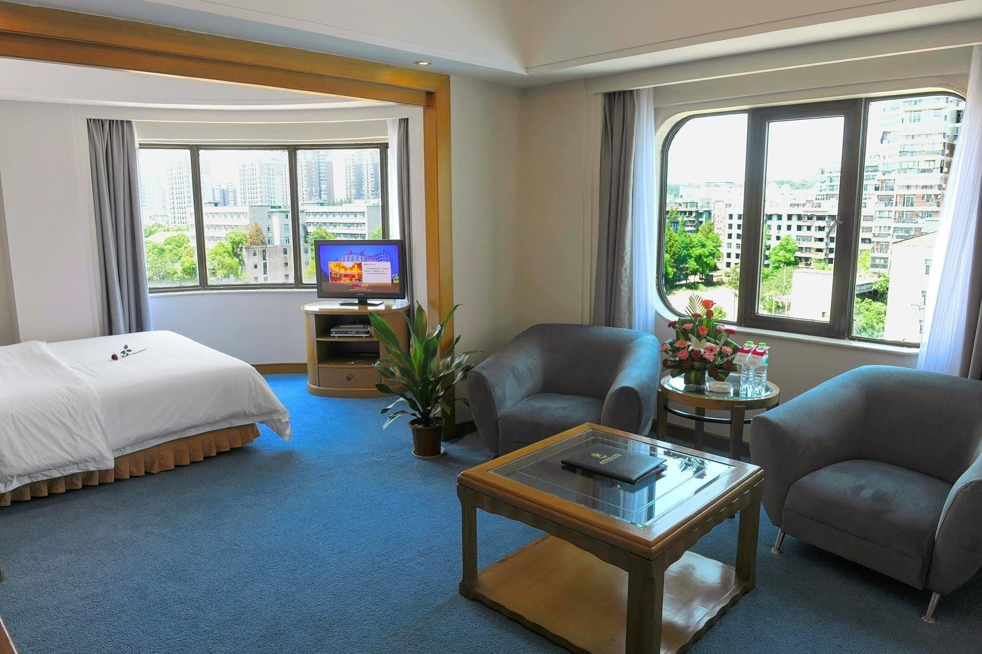 Crown Hotell Wuhan Exteriör bild