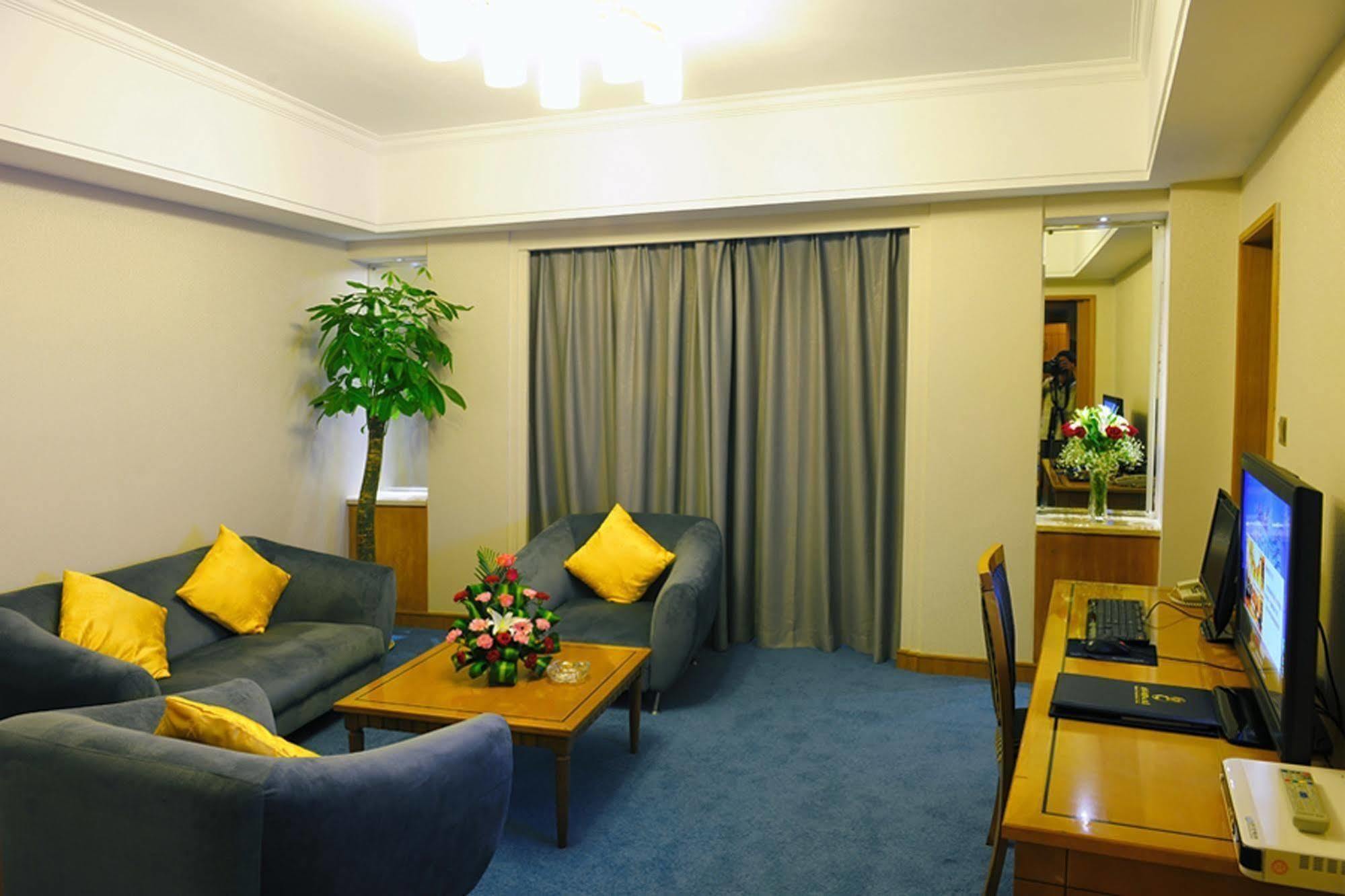 Crown Hotell Wuhan Exteriör bild
