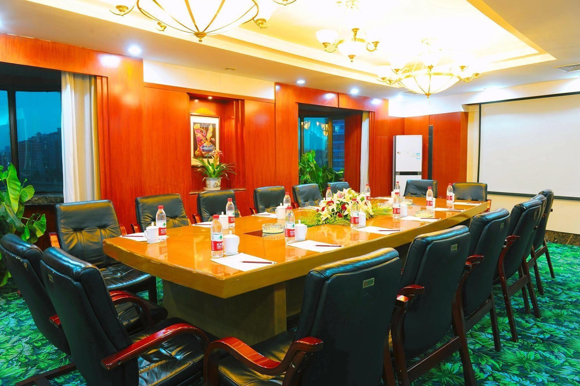 Crown Hotell Wuhan Exteriör bild