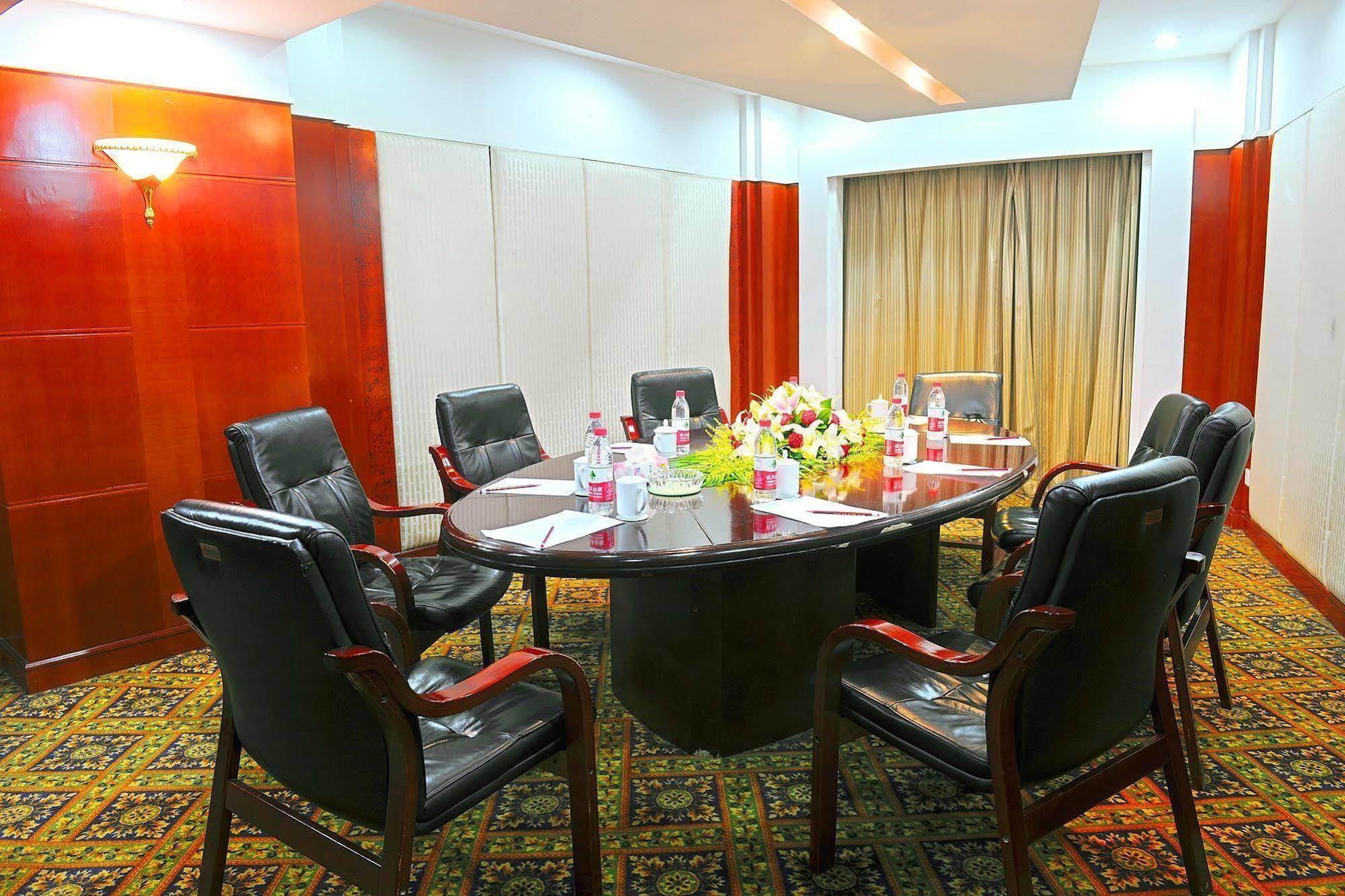 Crown Hotell Wuhan Exteriör bild